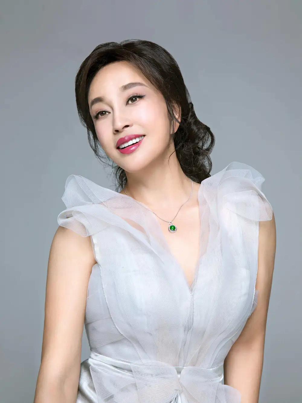 你们发现没？刘晓庆75岁看着年轻，身上却透着老一辈的实在劲儿。录节目溶洞探险