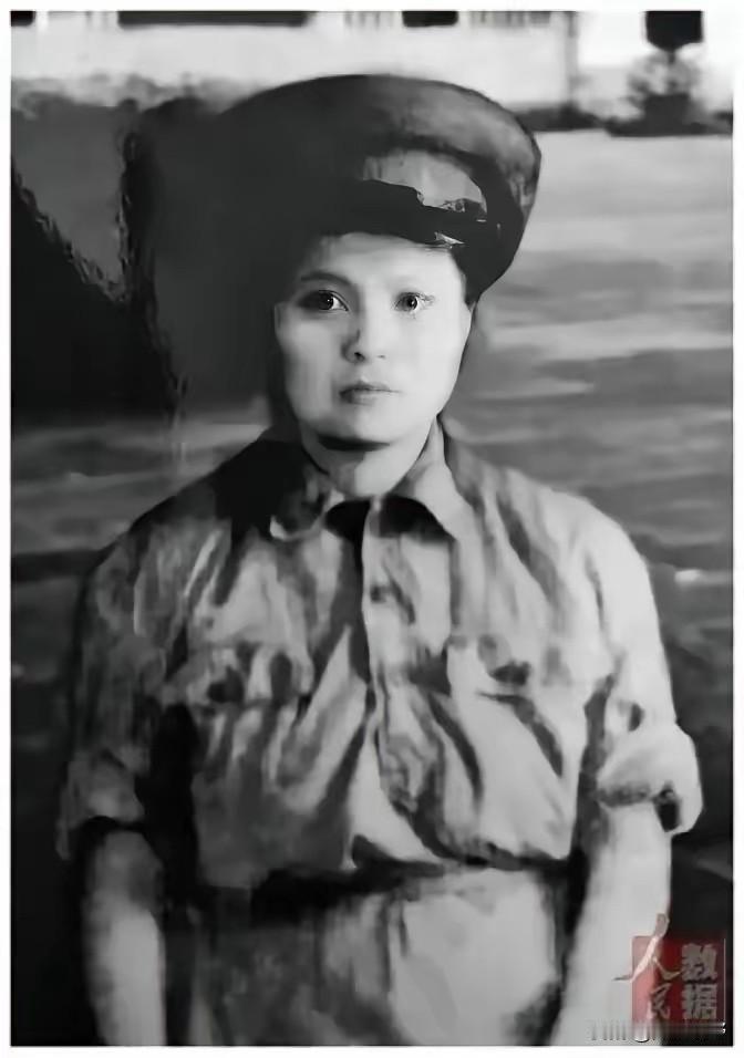 1951年，我军在海南逮捕一女海盗首领，竟是失散11年的琼崖纵队女班长，当