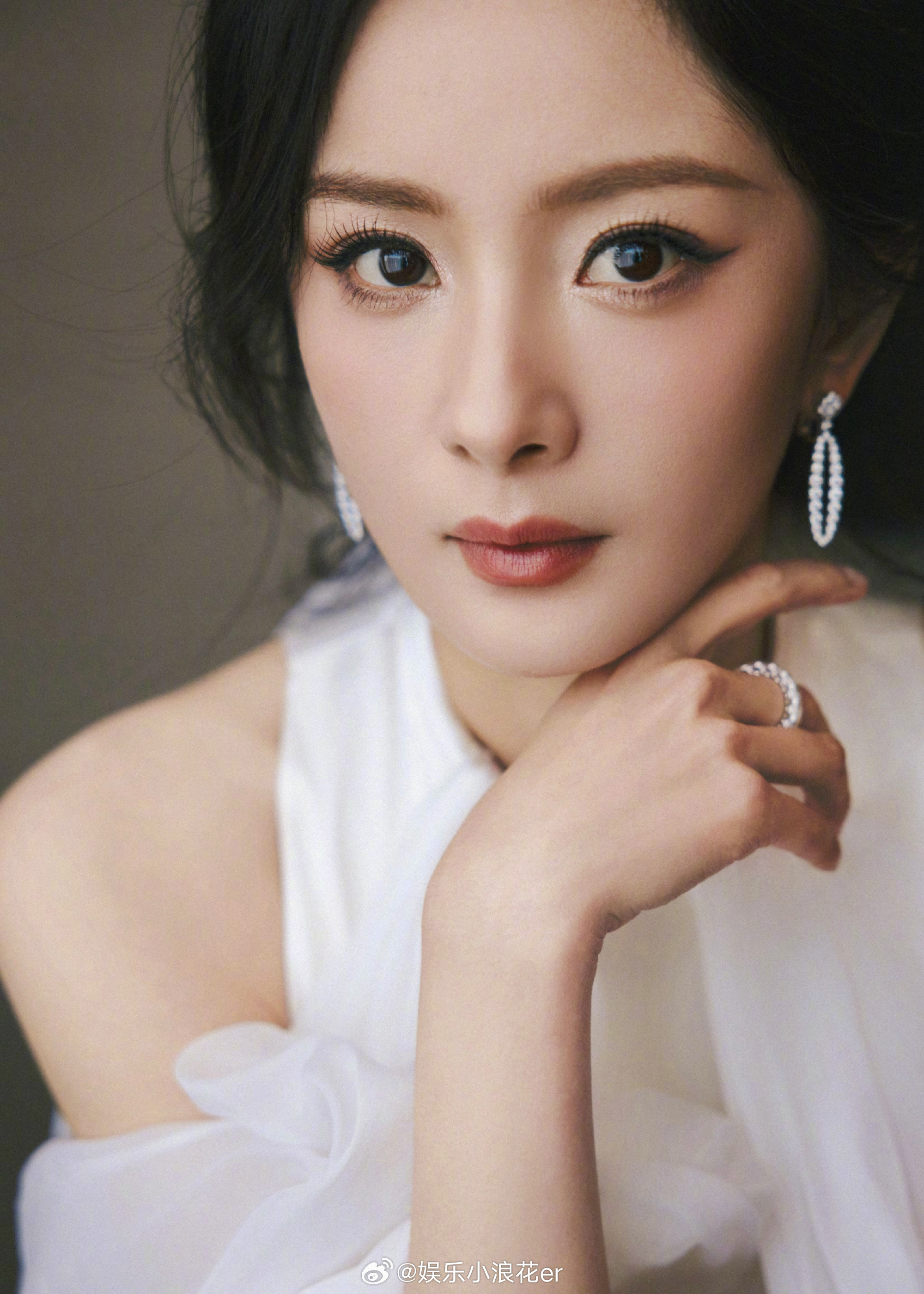 杨幂白裙低盘发梦回夏晚晴这不是我的白月光吗！​​​