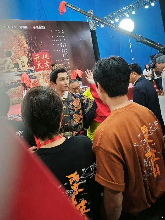 成毅两京十五日开机造型成毅朱瞻基龙袍束发开机照成毅两京十五日开机造型，成毅朱瞻基