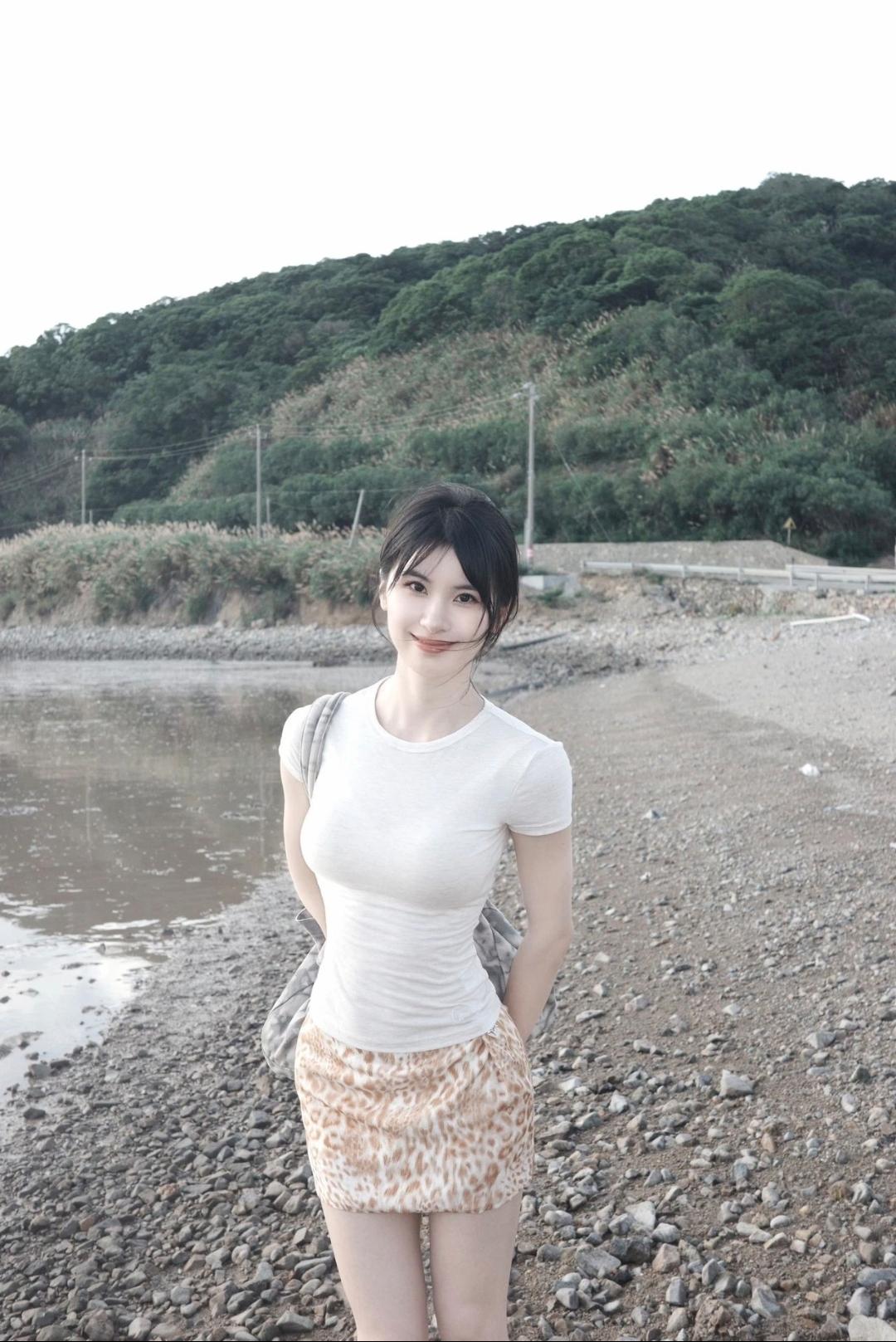 分享女神美图温柔漂亮美丽大方的女子，笑起来真好看