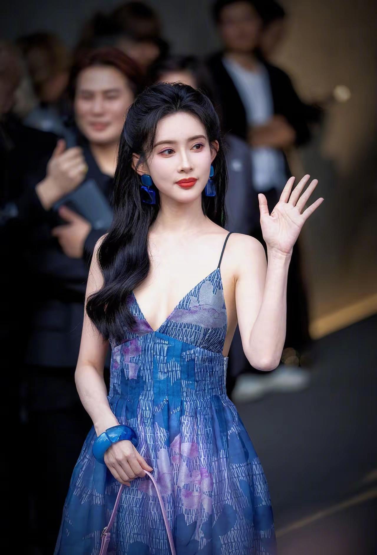 [吃瓜]孟姐[玫瑰]这套造型，好看是好看，但不知何故，表情似乎有点…呆[尬笑