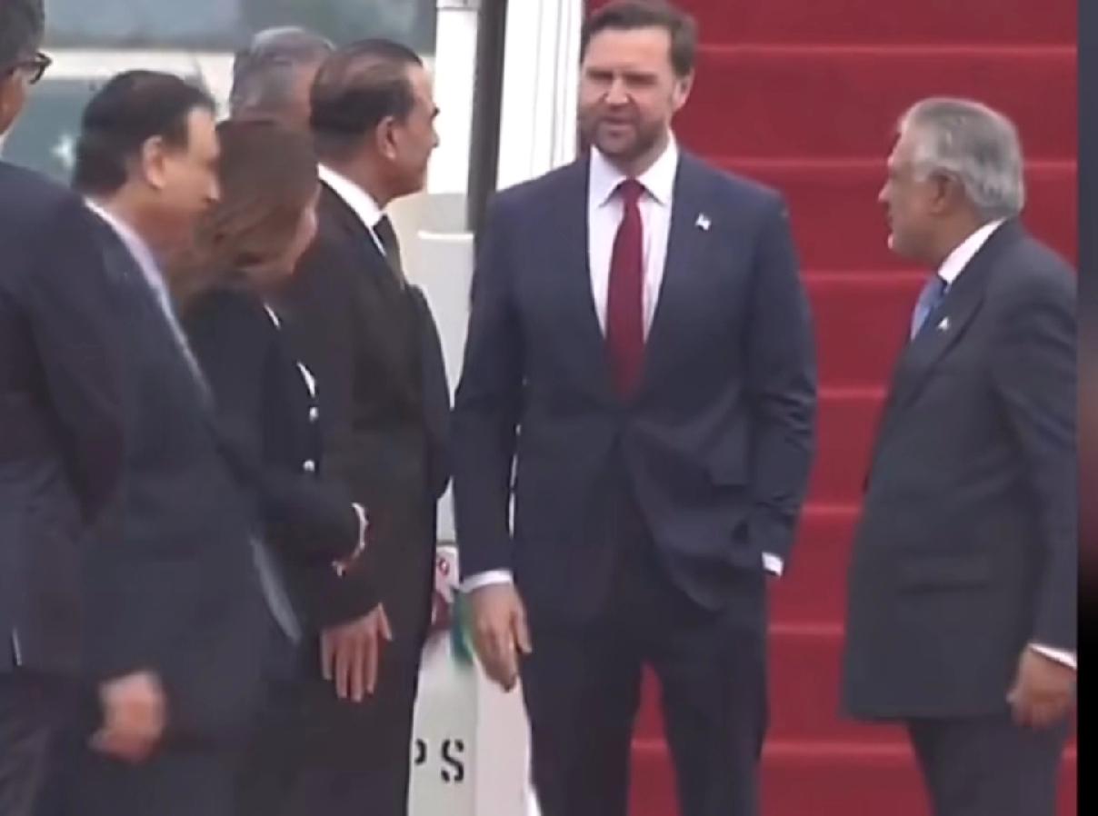 万斯抵达巴基斯坦，掐着点到的，在谈判开始前才到，下飞机只有一个人，可见美方分批乘