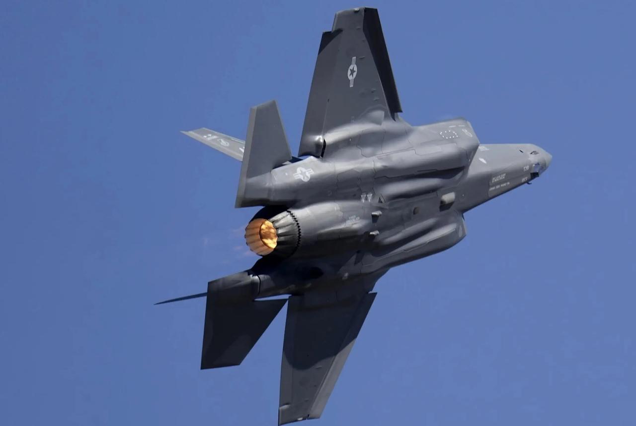 美军一直搞不明白，为啥自己的主力战机F-35刚从日本基地起飞，飞行不到200公里