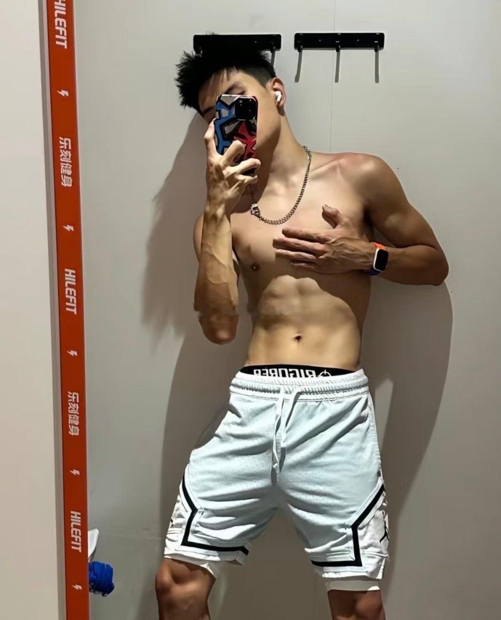 这个看着矮矮的但身材很土直像是会为了感情打架的人​​​