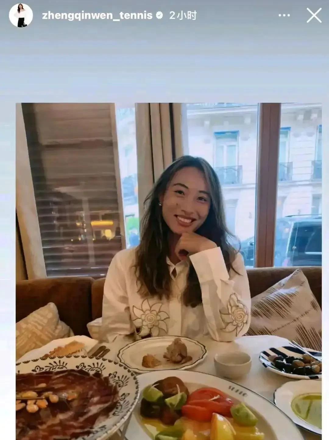 郑钦文难得吃一顿法国海鲜大餐，因为运动员运动强度大，饮食不但要科学合理，而且非常