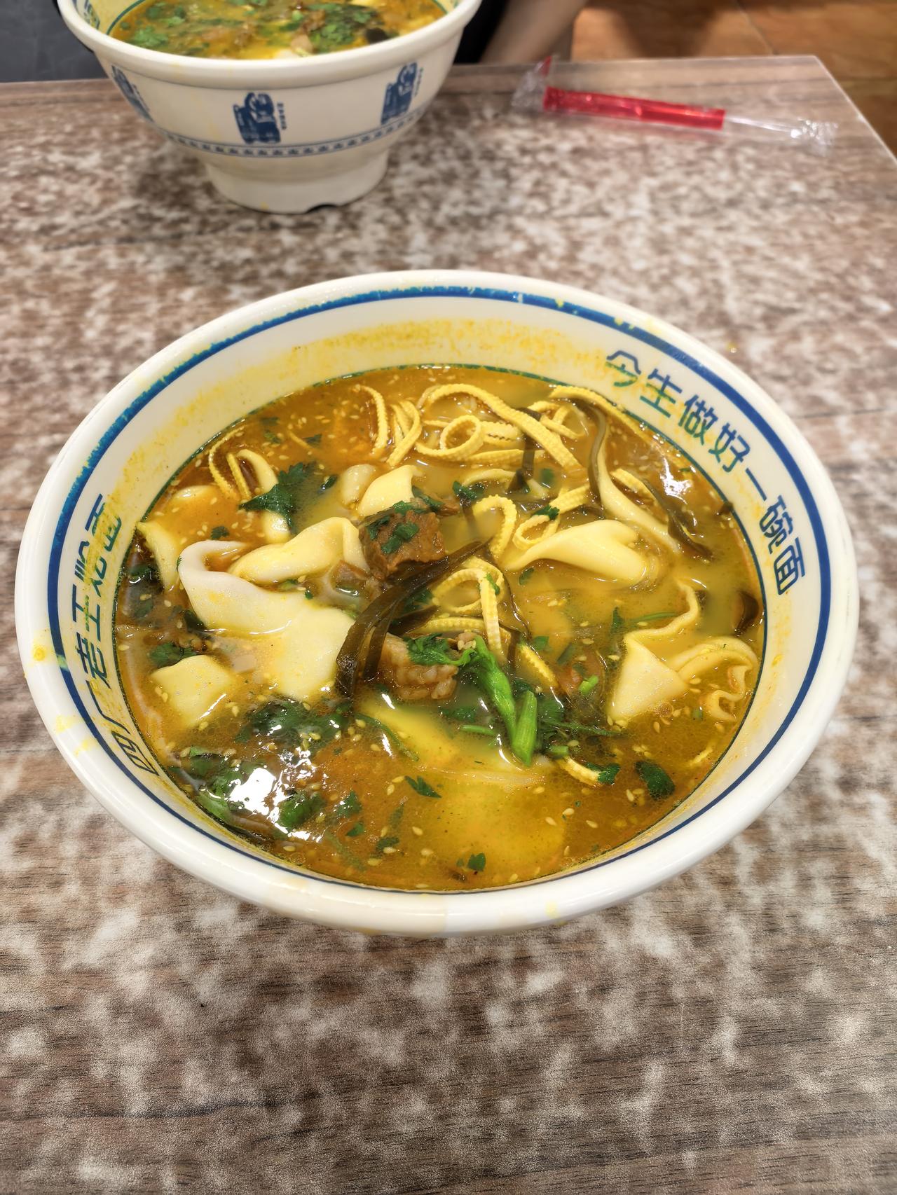 今天中午，在河南人民医院附近的“四厂老王烩面”就餐，品尝了一下他们的烩面。本