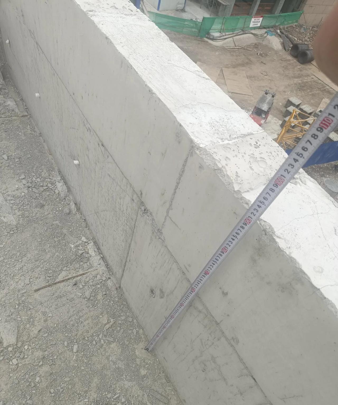 我们工地上的女儿墙高度是0.9米高，已浇筑完成了，前几天架子工把外防护架体拆了。