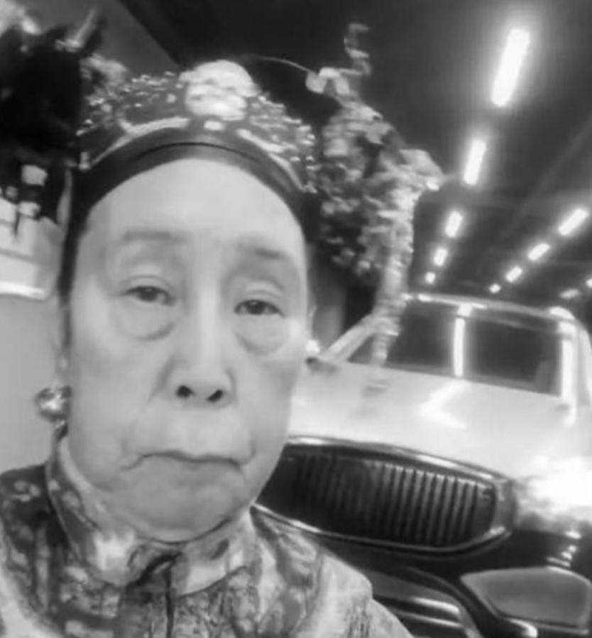 1900年，慈禧狼狈逃窜至山西首富乔家，临行时，慈禧让乔家借她10万两，