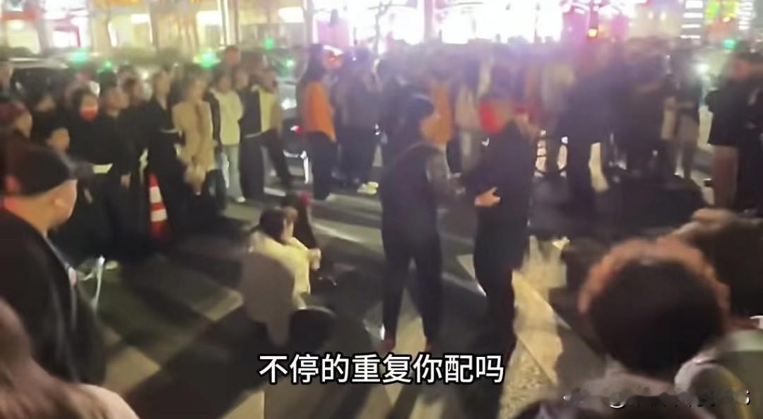 杭州夜市离谱一幕:爷爷手术室等签字,孙女当街撒泼骂亲爹是人贩子!10月26