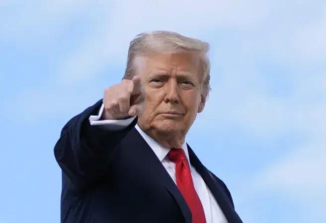 特朗普甩锅不管！以色列在德黑兰把油厍给炸的烟气朝天，这下好了以色列和美国闹别扭了