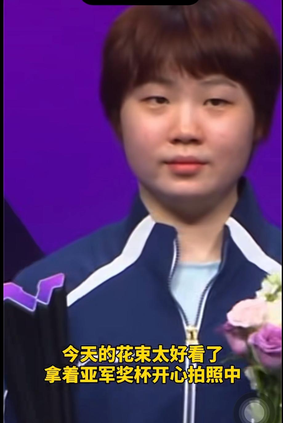 颁奖典礼上蒯曼一脸失落——张本美和冠军自拍时哭了！3月15日，重庆冠军赛女单决