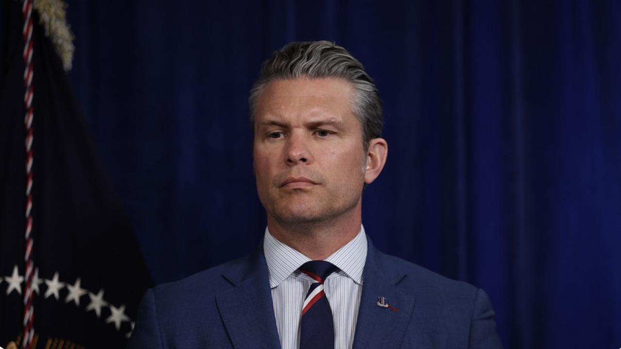 赫格塞特称美国将实现其舰队在全球范围内航行 美国国防部长皮特·赫格塞特表示，