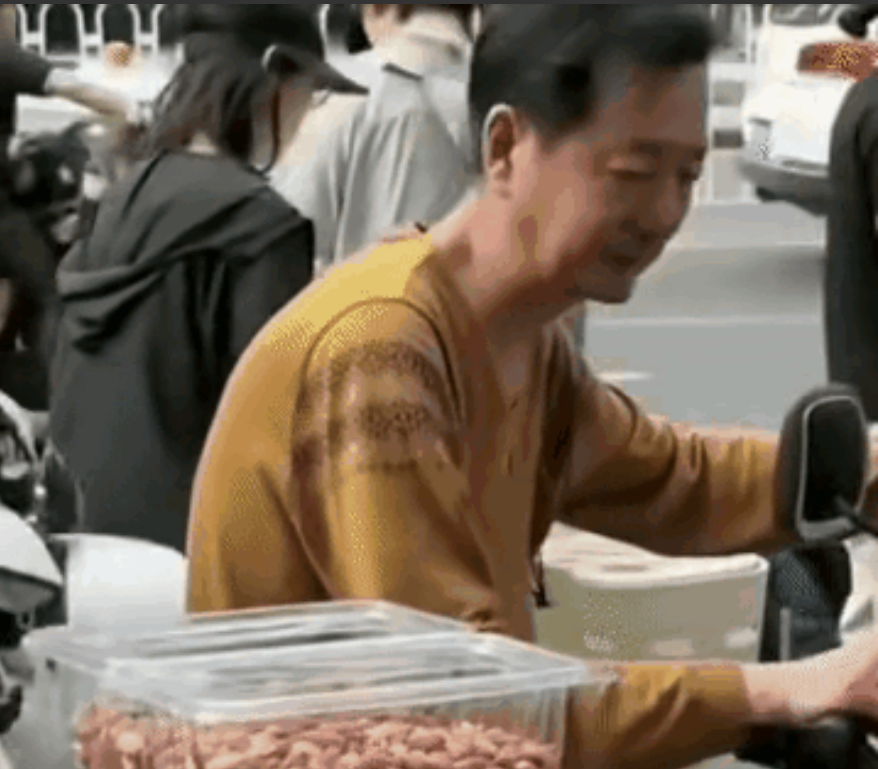 这是把老百姓当傻子啊！花生80元一斤！山东某地一摊主卖花生，竟然卖到80元一