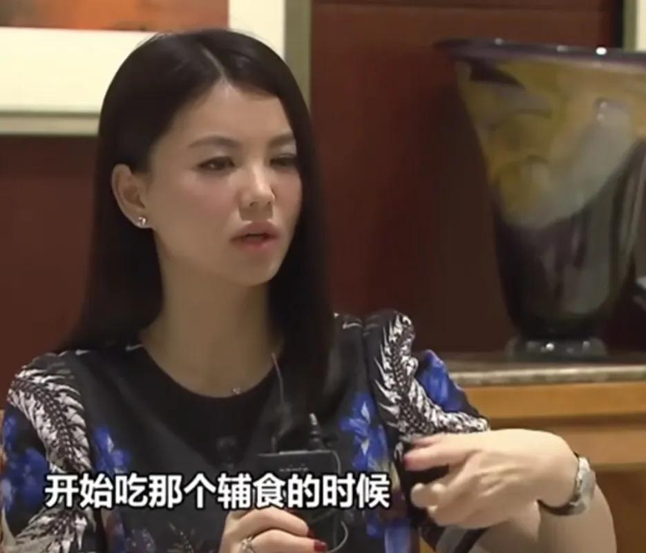 李湘：“我女儿刚开始吃那个辅食的时候，能坐住的时候，我们就会把她放在她的椅子上面