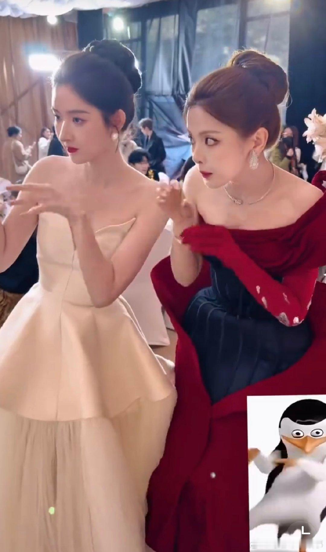 杨超越王玉雯企鹅舞杨超越王玉雯跳企鹅舞被发现了美女的快乐好有感染力！躲在角落跳