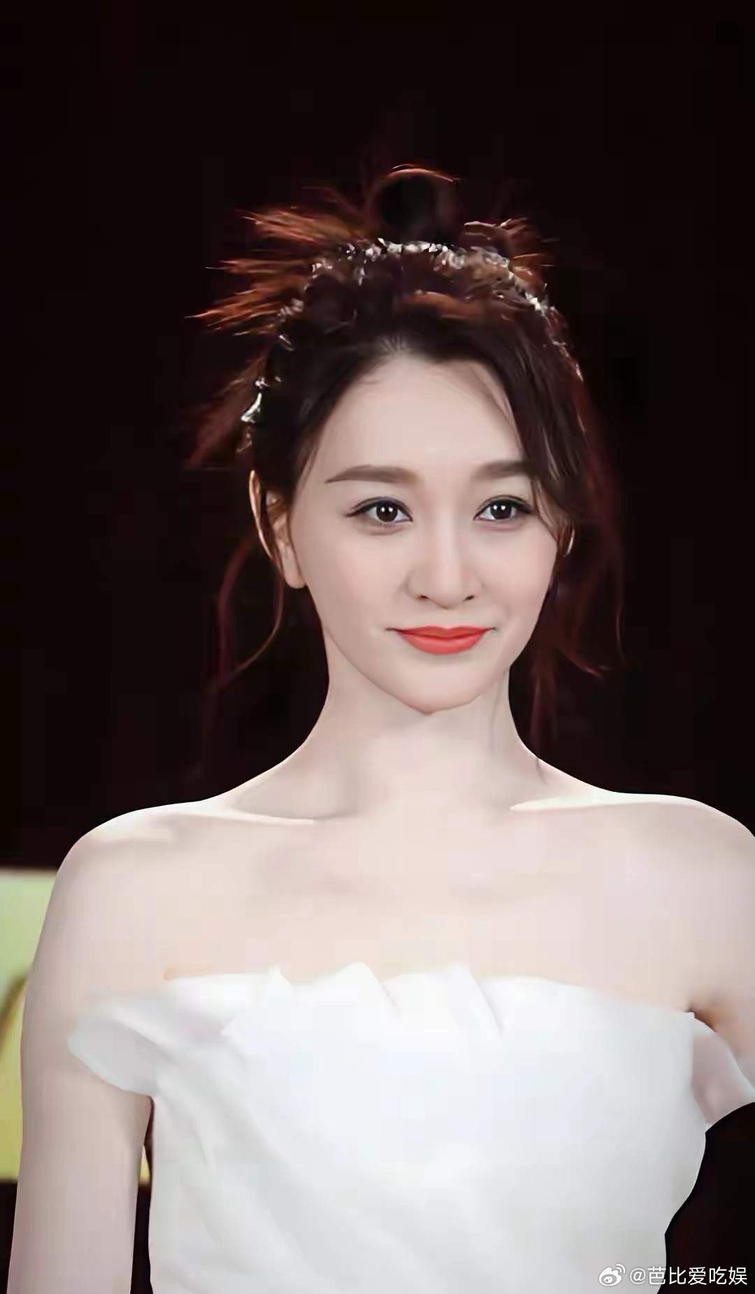 1.李小冉性取向是直的，和各类姐姐都是芒果的炒作，和老公一直没有孩子才导致婚姻出