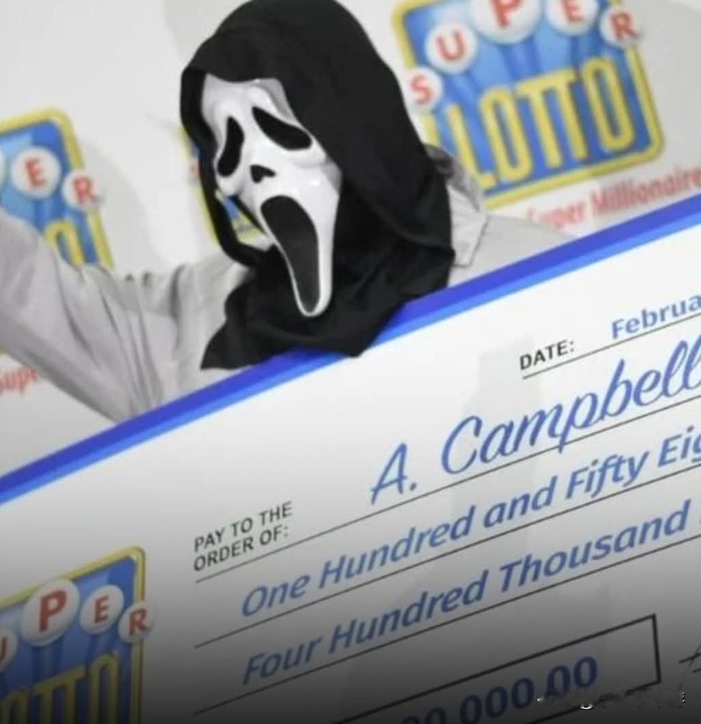 一名牙买加彩票得主在领奖时戴上电影《惊声尖叫》中的面具，将匿名做到了极致。