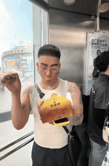 洪森当了三十八年的首相，最终还是选择世袭，把位置传给他大儿子洪玛奈，其实他的二儿