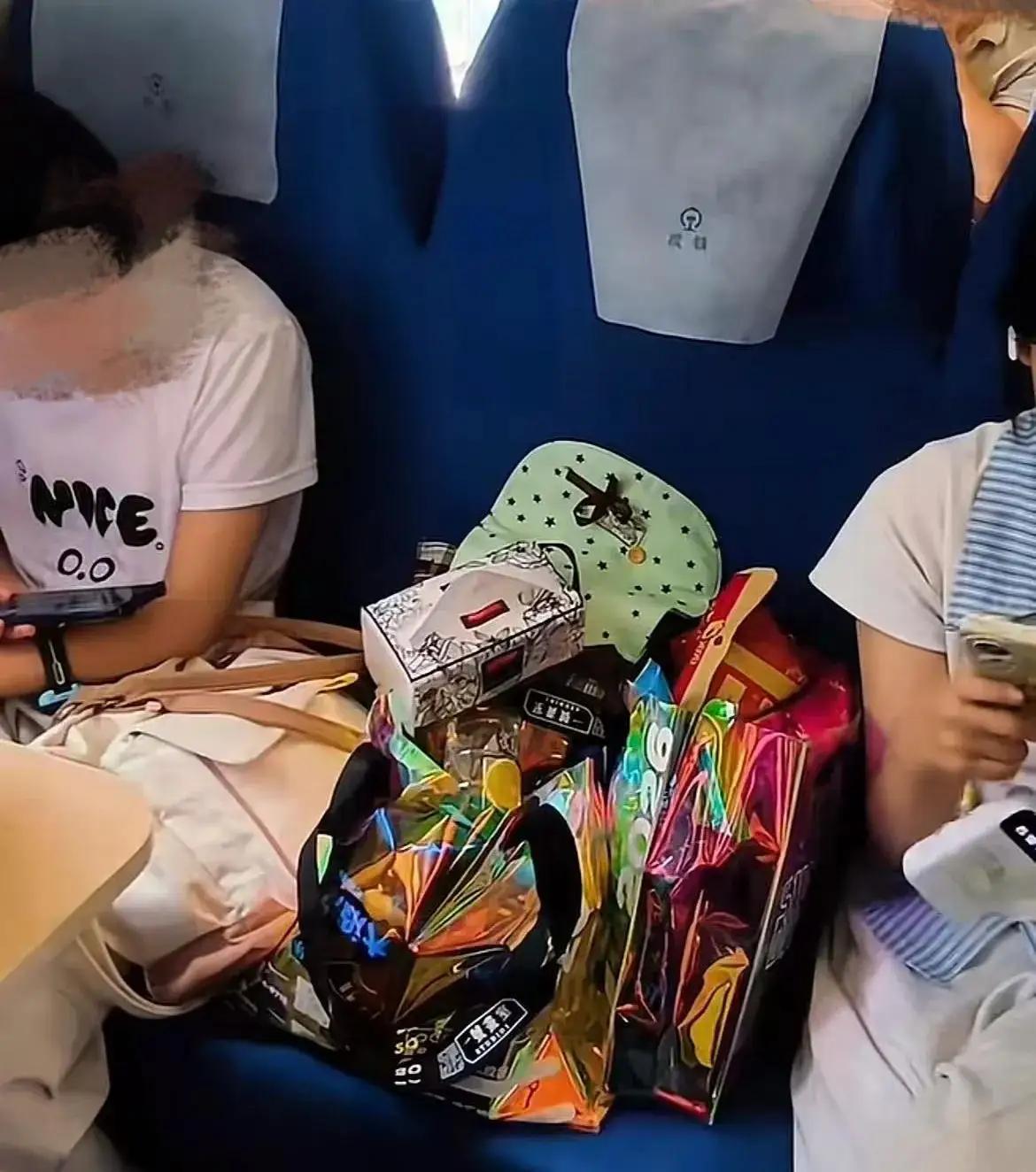 买空座放零食这事，就算两个女孩花钱了，她们这么做也不对。第一，火车的座位是