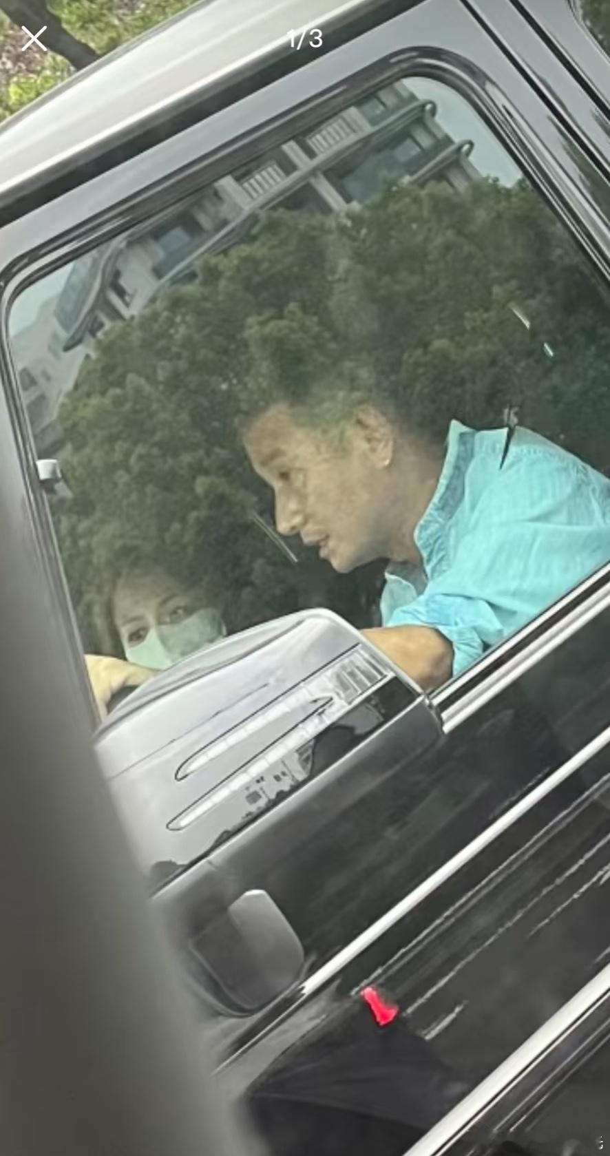 偶遇文章开车载女友人偶遇文章开车载美女网友在路上偶遇文章开车，定睛一看，副驾驶