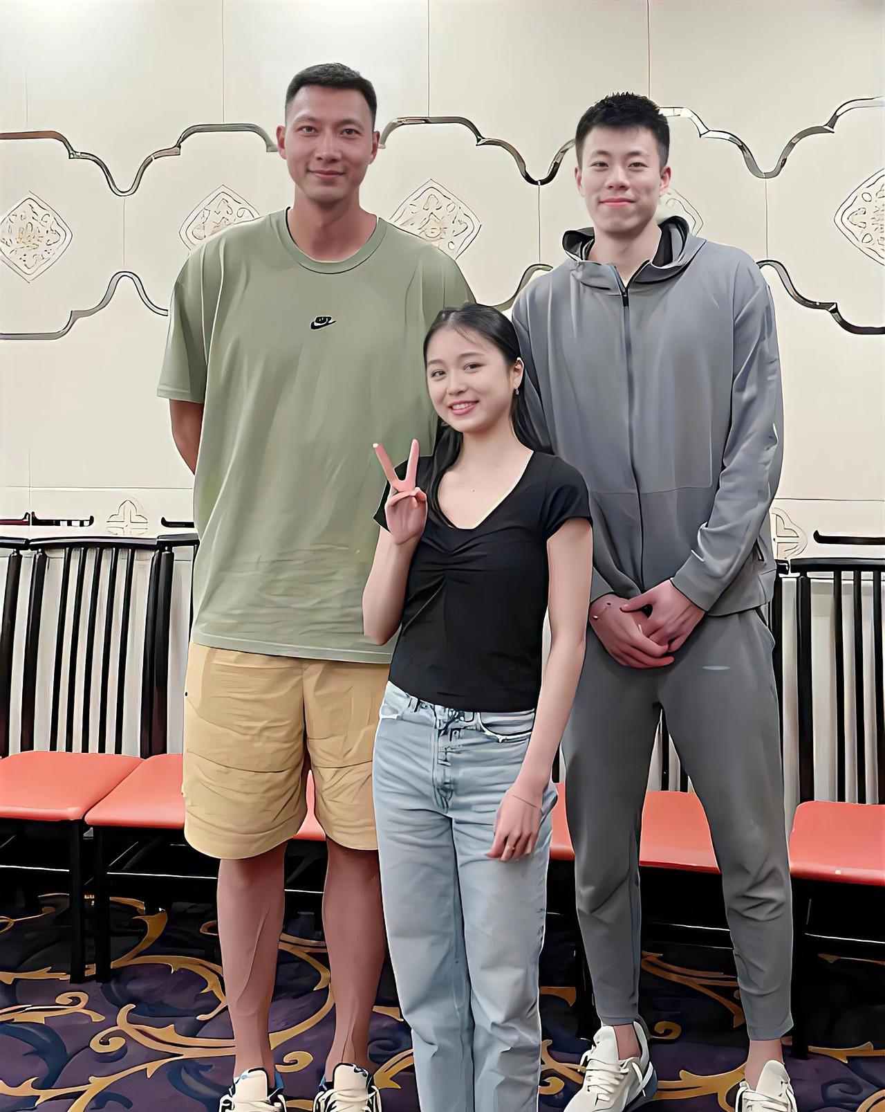 哈哈，打剪刀手这美女，来头不一般吧，张镇麟跟易建联，两个CBA篮球老将居然站在后