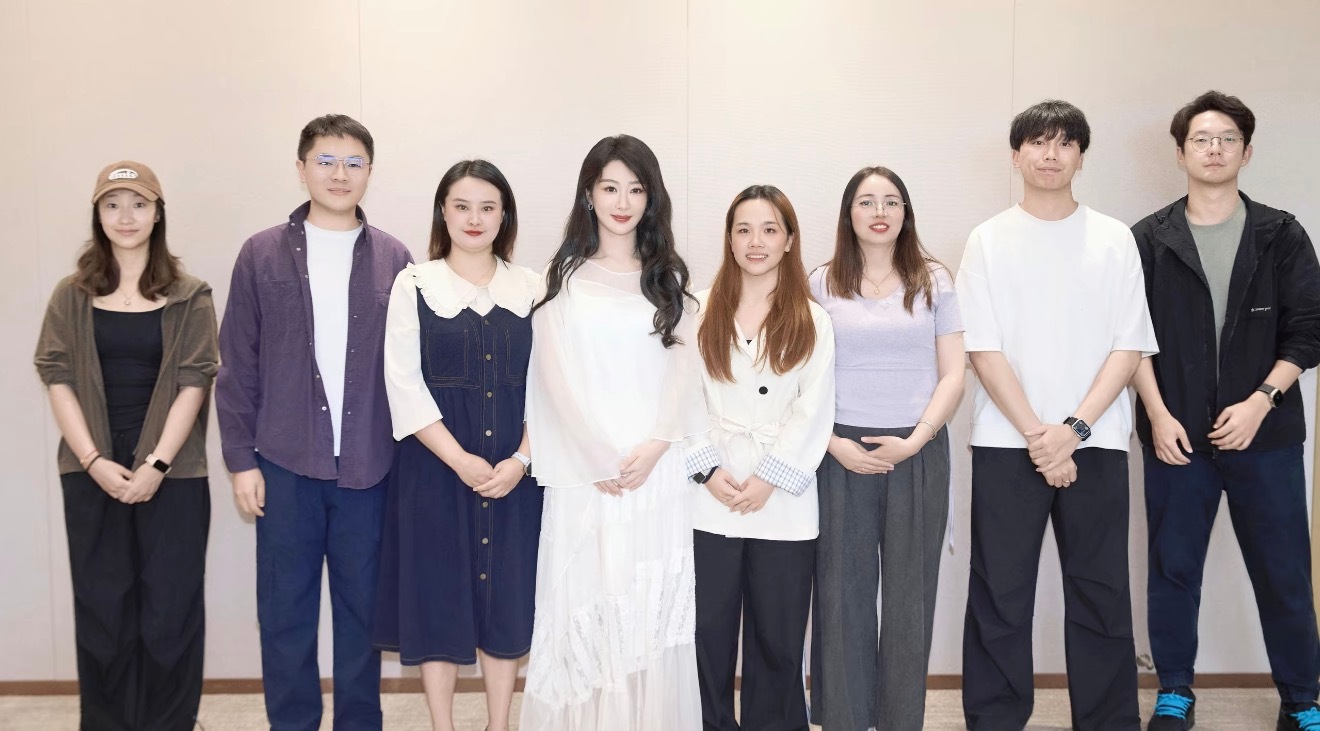 是不是昆明路透的那件白裙子啊，好仙好美的杨紫。​​​