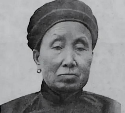 1950年，蒋介石“姐姐”被抓，她的处决意见上报至北京，周总理亲自去跟毛主席求情