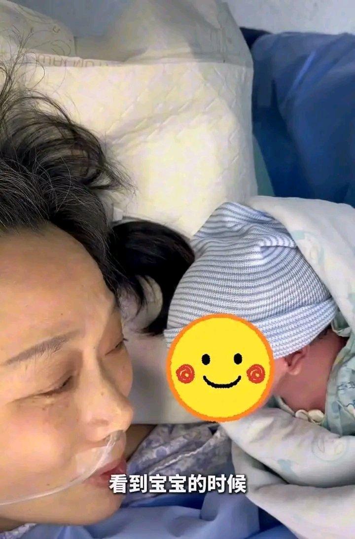 59岁女子顺利诞下4.4斤重男婴成当地最年长产妇近日，一则令人瞩目的消息在当地