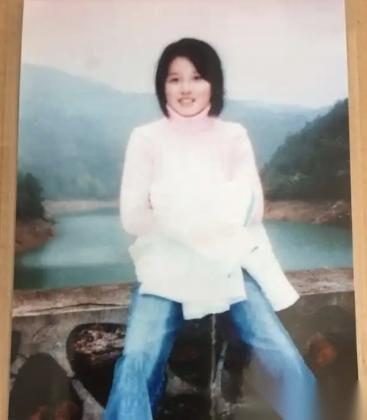 2004年，福建女大学生蔡伟娟在校园里“凭空蒸发”。为了找她，原本家产千万的富豪