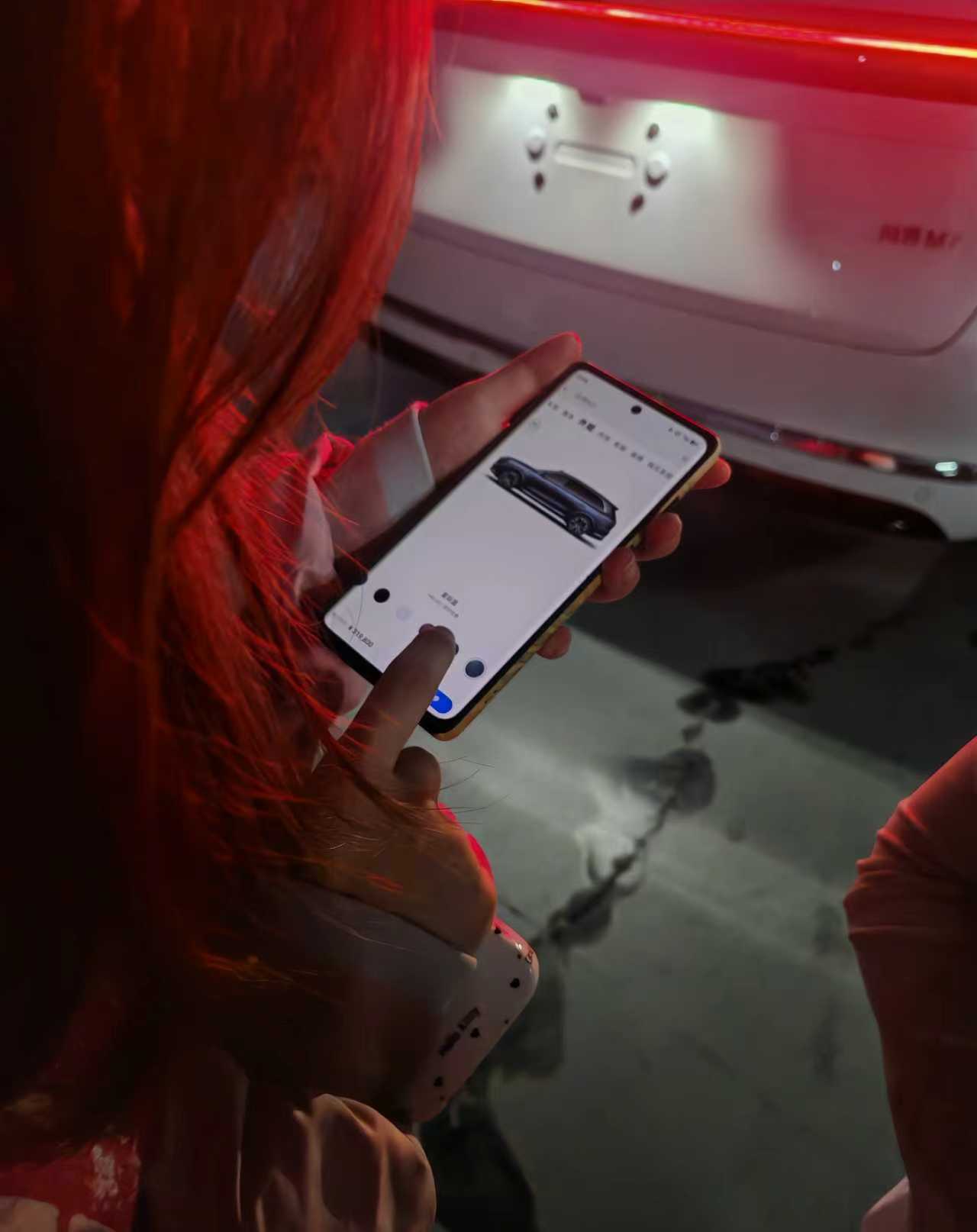 绷不住了兄弟们，在地库取车，手机上操作问界M7自动泊出，给旁边两个小姐姐看呆了，