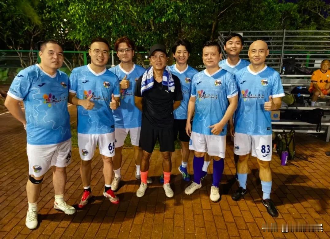 58岁的李克勤现身足球场踢球，与队员同框，现实中他这形象好虐啊。[捂脸哭]他穿着