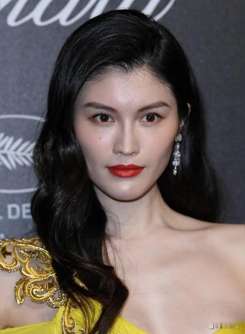 真有人觉得何穗丑？这审美我看不懂啊！说何穗丑的人，是不是对“顶级超模脸”有