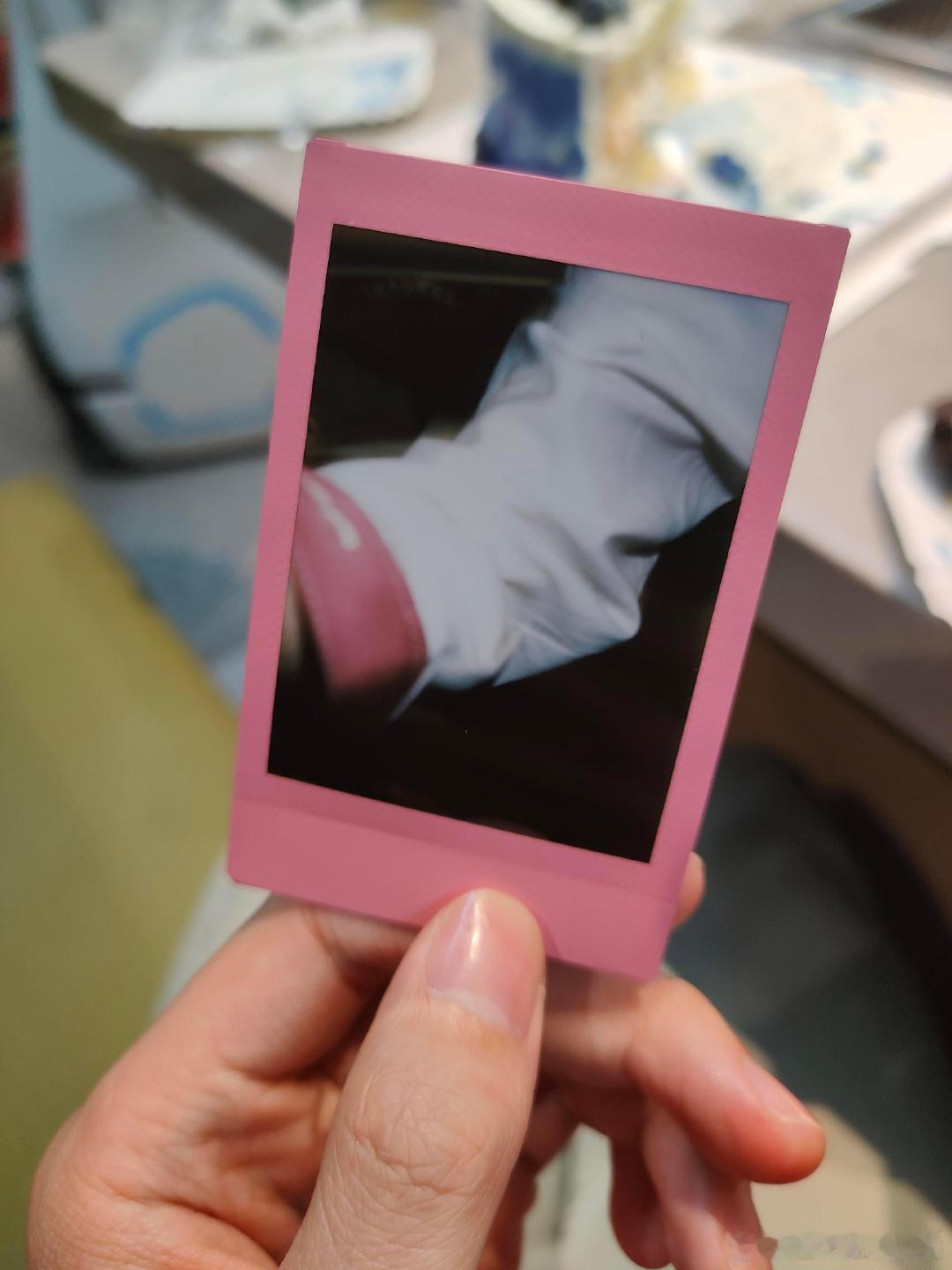 在海底捞，服务员不慎浪费了一张拍立得照片。