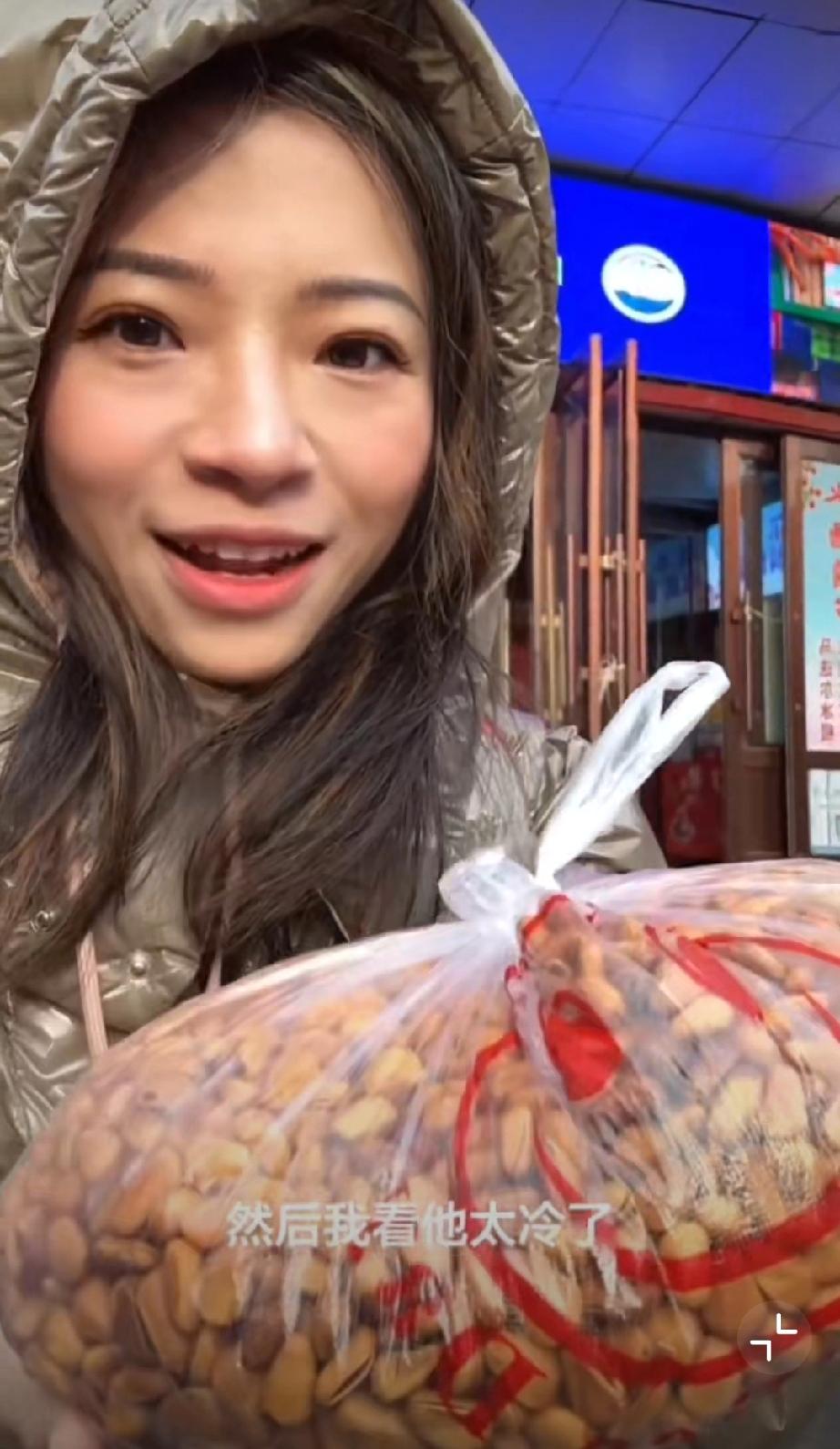 一包松子的啼笑皆非和温暖故事。上海女孩在哈尔滨一菜场买了一大包松子，卖家只要价1