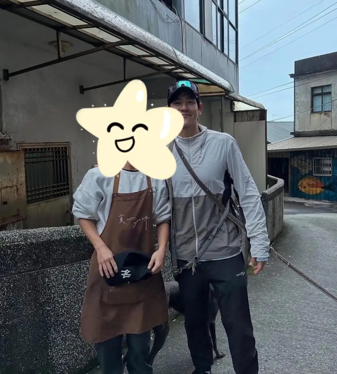 44岁彭于晏现身台北外出遛狗被偶遇，他打扮休闲，他穿着拼色运动服，头顶戴着护目镜