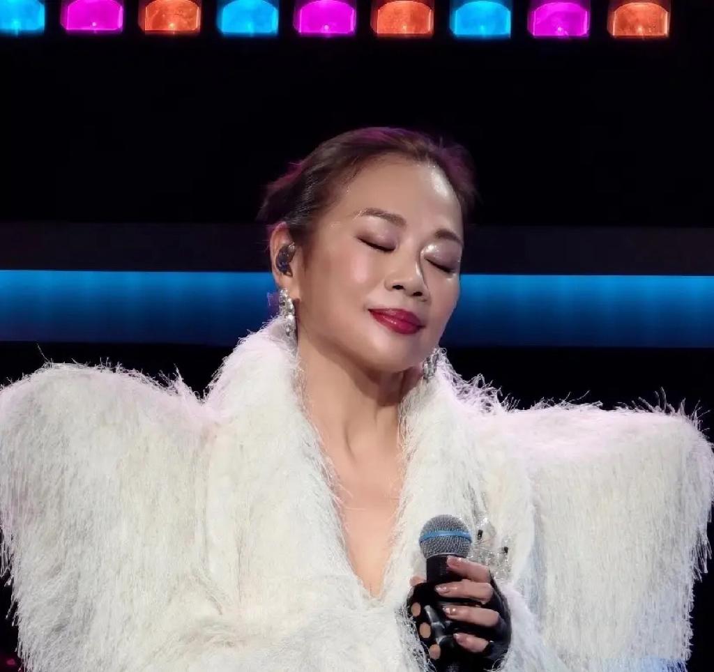 张铎，凌晨四点多还激动得睡不着，连发九宫格为老婆打call，藏不住的骄傲与温