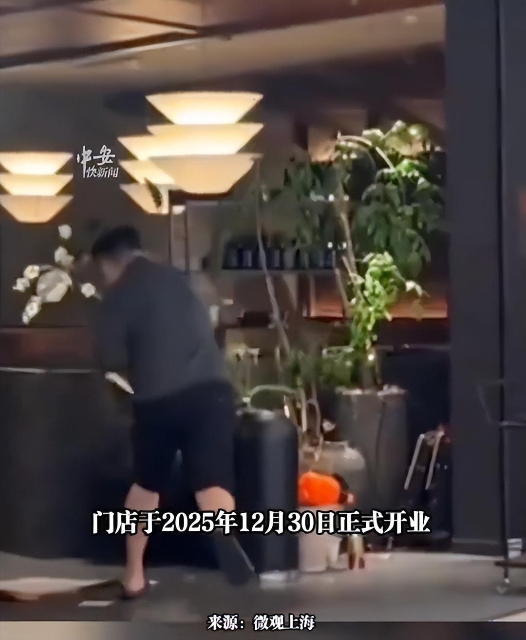 浙江湖州南浔吾悦广场里，一声玻璃碎裂的巨响，让整个商场都安静了下来。一个中年