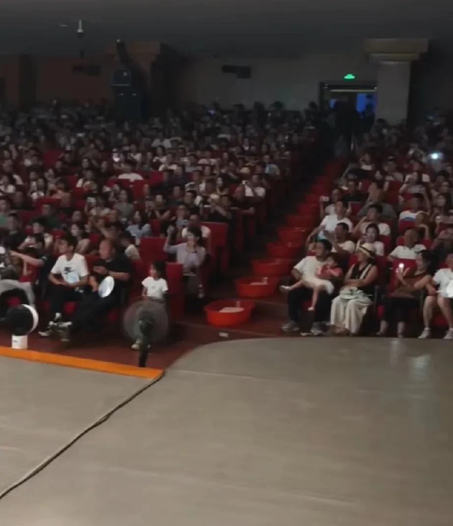 曹云金真的火了。咸阳这场演出，因为场地空调故障，让曹云金一度考虑全额退款，取