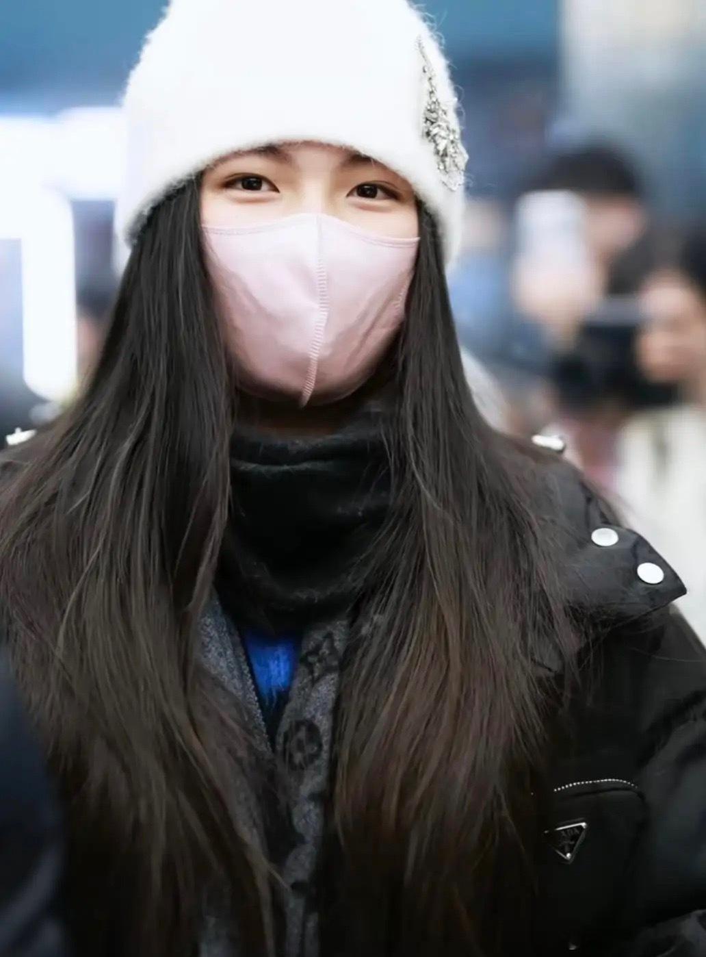 王诗龄学校放圣诞假了，刚走没俩月又回北京，这次是真瘦了，腿细不少，还换上新款手机