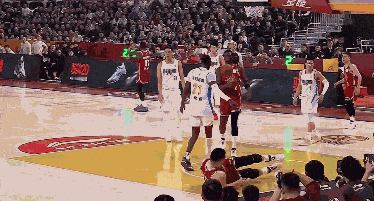 山西大中锋刘传兴，在一个攻防回合里，轰然倒地，然后扶腰，场面一度混乱，让北汽外援