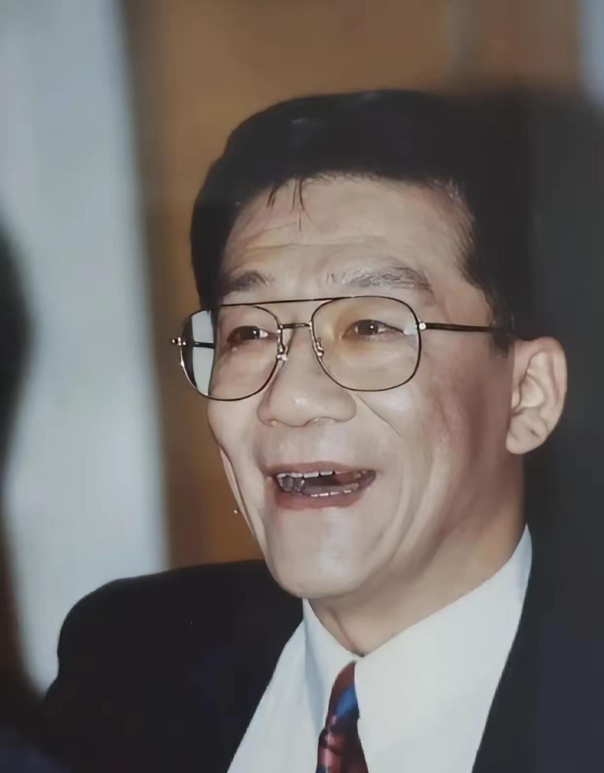 1986年，侯耀文为了跟韦唯在一起，抛弃了发妻刘彦，可是同居一年后，侯耀文又爱上