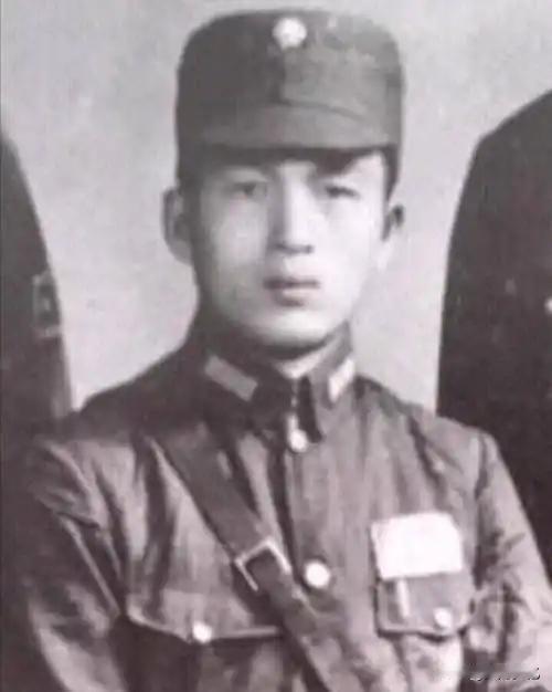 1950年舟山撤退前3天，中将收到独子处决电报，含泪改了两海里航线，藏了一辈子的