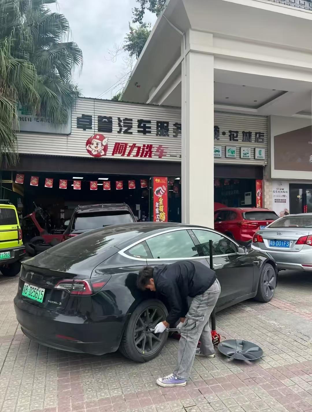 真的奉劝那些开车的，上高速前必须仔细检查轮胎！我朋友跑高速，出发前没细看，