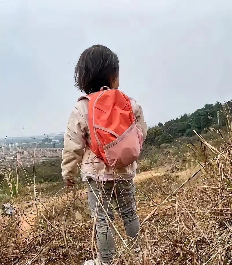 泪目！一对夫妻离婚后，留下一个女儿和丈夫生活，小女孩7岁上学了，父亲为了生活，选