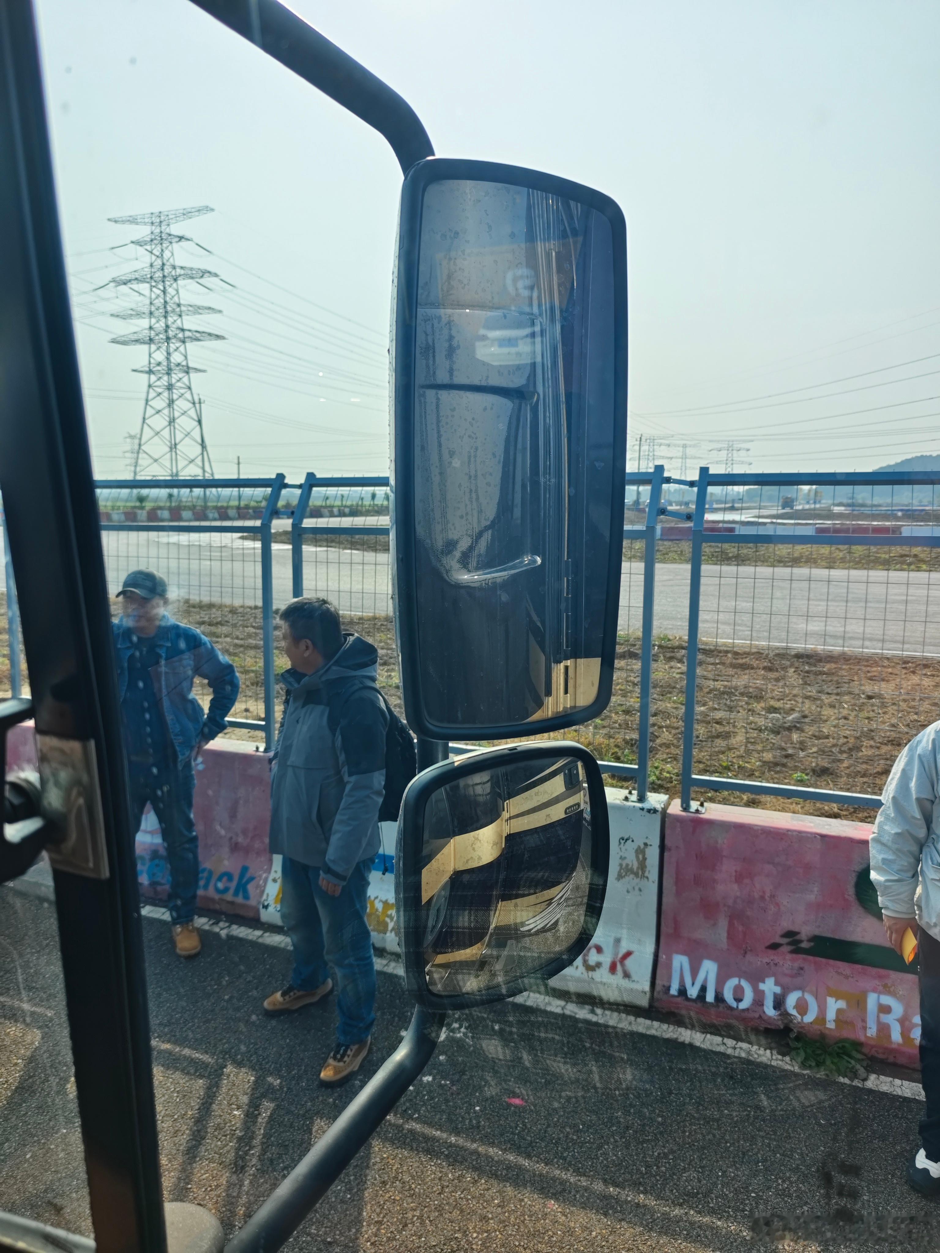 这个图片估计能看懂的人都得45岁以上了吧？在90年左右的五十铃卡车上就出现过，具