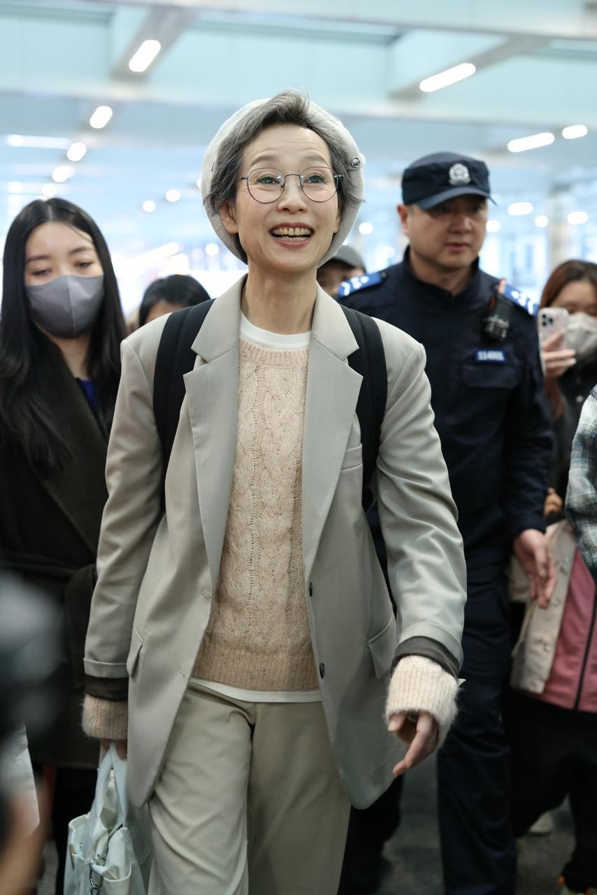 最近叶童现身北京机场,她这回搭配了一身浅色的衣服,看起来年轻又时尚。叶童里面