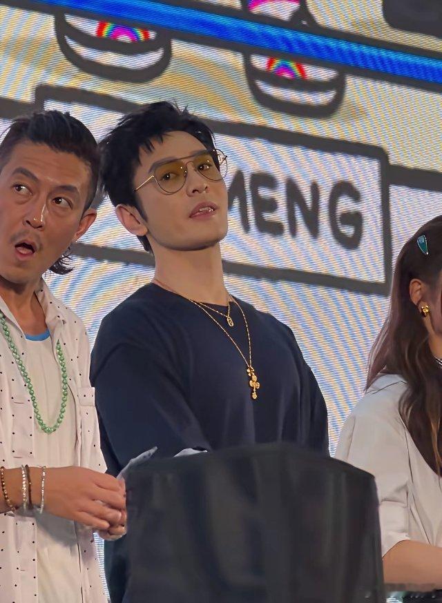 48岁的晓明哥完胜45岁的陈冠希！挺尴尬的，明显他俩不熟[捂脸哭][捂脸哭]黄台上动