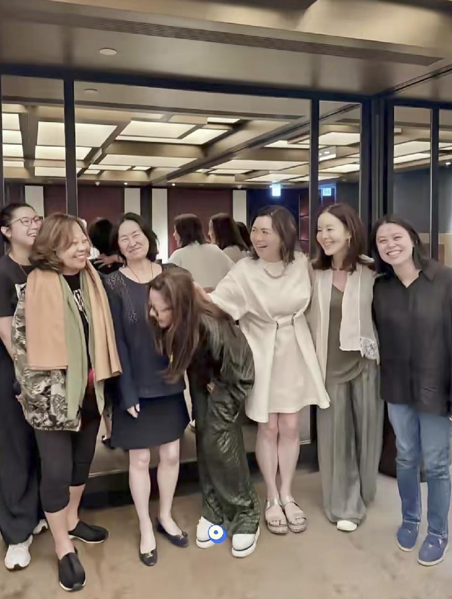 何超琼近照曝光，参加朋友聚会笑得前仰后合完全不顾形象，看着确实有点老了，不过她笑