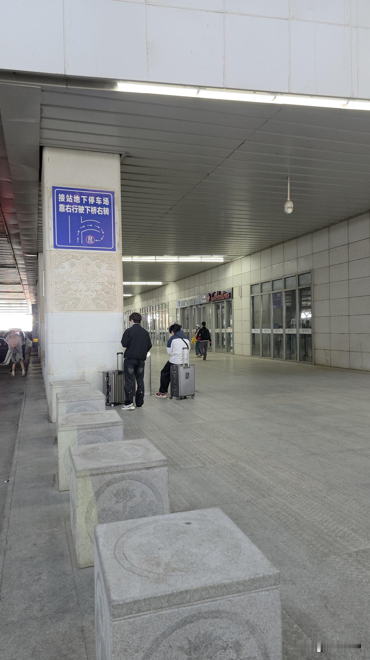 每次目送女儿一家进入候车大厅时，外孙都会突然跑回来抱抱我……今天也是这个样子